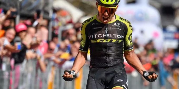 Esteban Chaves feiert seinen Solosieg auf der 19. Etappe beim 102. Giro d'Italia. Foto: Alessandro Di Meo/ANSA Esteban Chaves feiert seinen Solosieg auf der 19. Etappe beim 102. Giro d'Italia. Foto: Alessandro Di Meo/ANSA