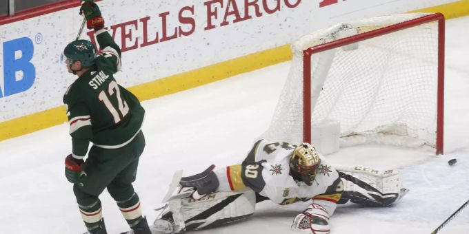 Malcolm Subban verrenkt sich vor dem Goal. Malcolm Subban