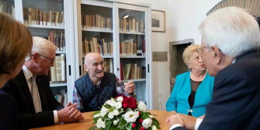 Steinmeier (l.) traf zwei Überlebende des Massakers
