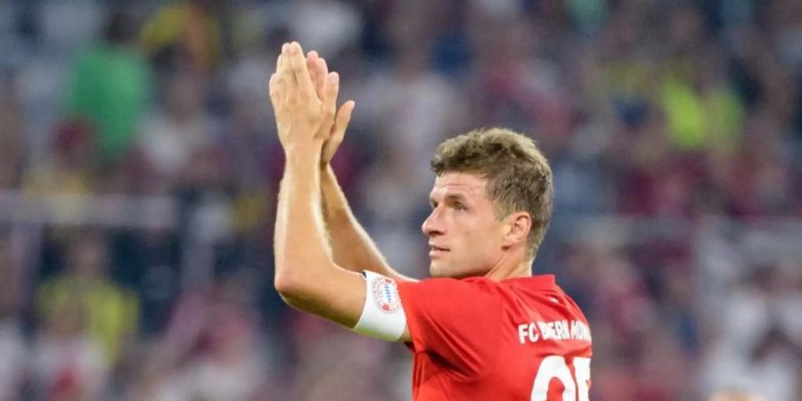 Thomas Müller vom FC Bayern München jubelt über seinen Treffer zum 6:0. Foto: Matthias Balk