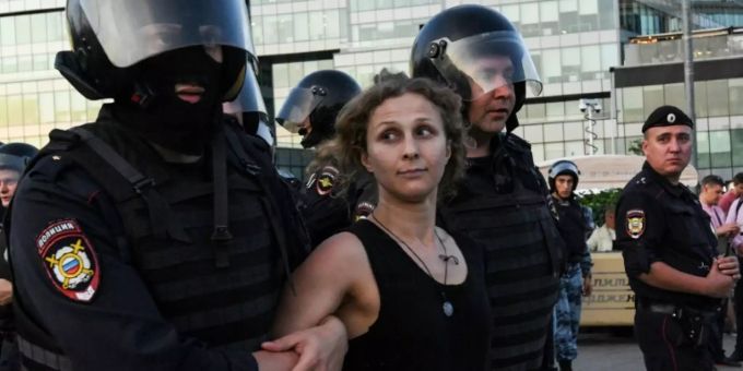 Die russische Polizei nimmt eine Frau fest. Demonstration Russland