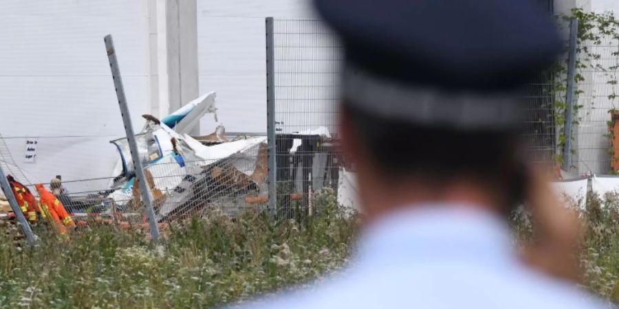 Das Flugzeug zerschellte an der Fassade eines Baumarkts