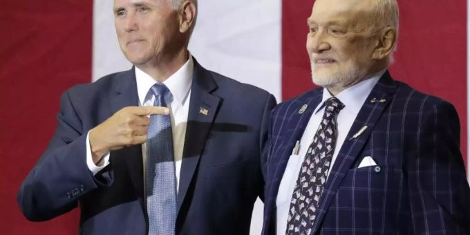 Er war dabei: US-Vizepräsident Mike Pence verweist während einer Veranstaltung im Kennedy Space Center auf den Apollo-11-Astronauten Buzz Aldrin (r). Foto: John Raoux/AP