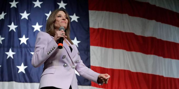 Marianne Williamson steigt wieder ein. (Archivbild) Foto: John Locher Marianne Williamson
