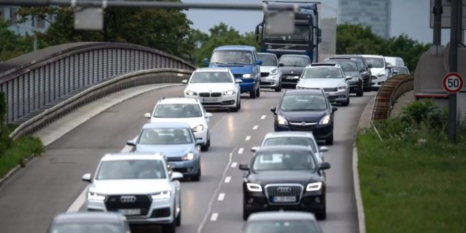 Autos auf einer Strasse. (Symbolbild) Autos Strasse
