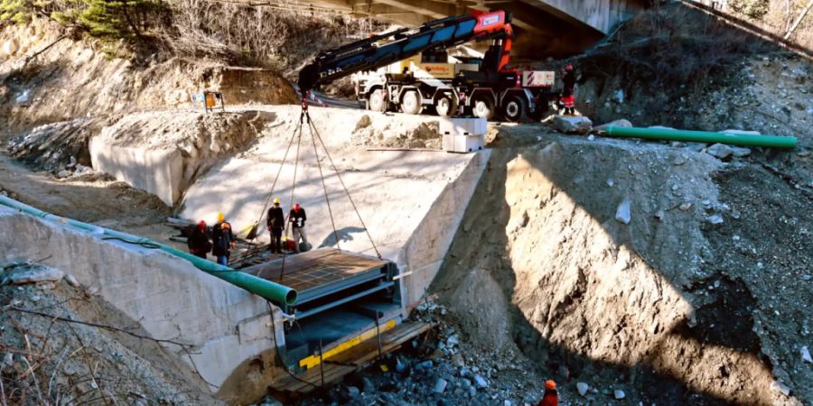 Die über sieben Tonnen schwere Stahlkonstruktion der Messanlage wurde zentimetergenau in die Aussparung der aus Beton gefertigten Wildbachsperre im Illgraben eingebaut.