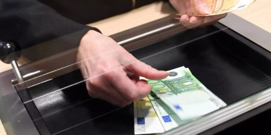 In den 1990er Jahren hatte der BGH schon einmal entschieden, dass eine Extra-Gebühr fürs Abheben am Schalter nur dann zulässig ist, wenn fünf Transaktionen im Monat kostenlos möglich sind. Foto: Angelika Warmuth