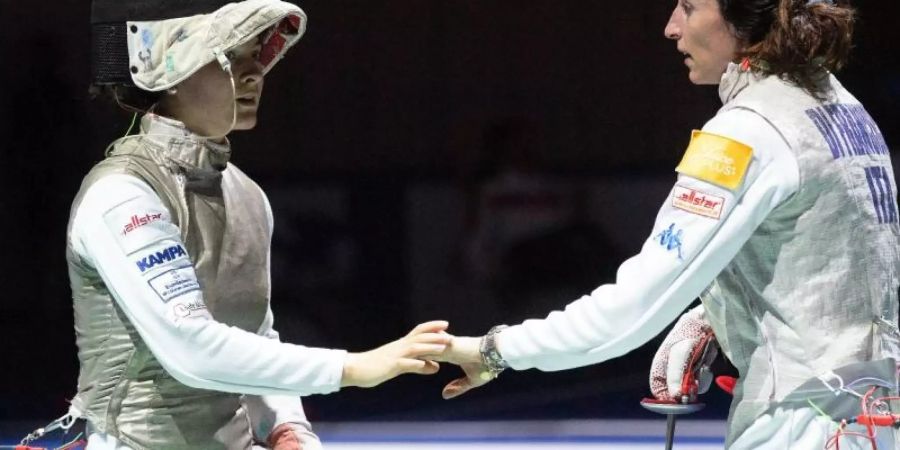 Bronze verasst: Leonie Ebert (l) gratuliert Elisa Di Francisca nach dem Viertelfinale zu ihrem Sieg. Foto: Federico Gambarini