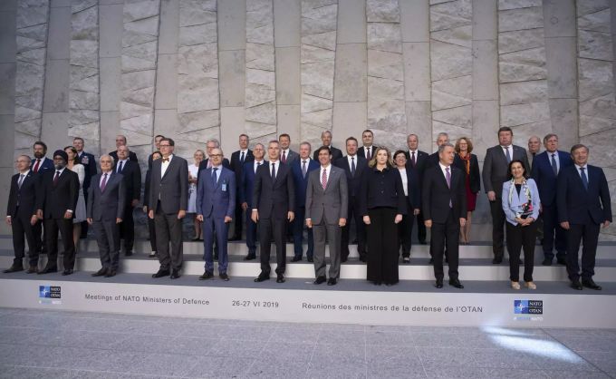 NATO-Verteidigungsminister posieren für ein Gruppenfoto im NATO-Hauptquartier in Brüssel am 27. Juni 2019. Belgium US Nato