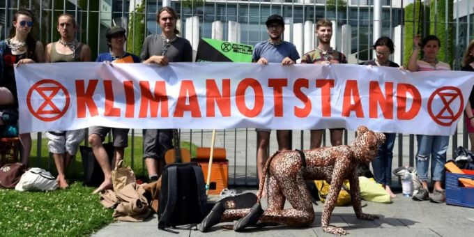 Klimaschutzaktivisten vor dem Bundeskanzleramt in Berlin Klimaschutzaktivisten vor dem Bundeskanzleramt in Berlin