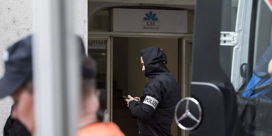 Im Juli 2017 versetzte der Beschuldigte die Schaffhauser Vorstadt in Panik. Mit einer Kettensäge bewaffnet stürmte er in die Filiale der CSS-Versicherung und griff gezielt Mitarbeiter an. (Archiv)