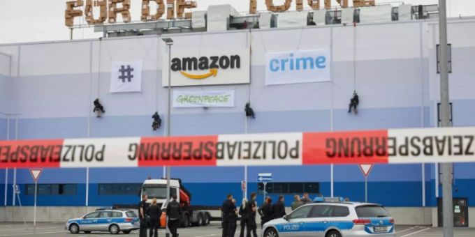 Greenpeace-Protest bei Amazon nahe Hamburg. Protest Greenpeace