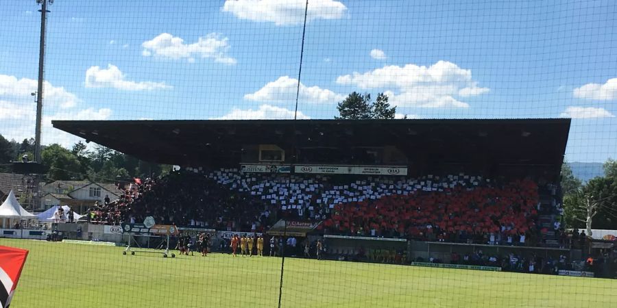 Das Stadion Brügglifeld in Suhr mit dem FC Aarau und toller Choreo auch auf der Haupttribüne vor dem Spiel gegen Xamax