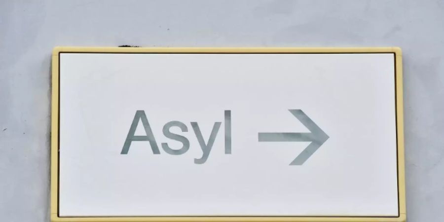 Schild in einer Erstaufnahmestelle für Asylbewerber