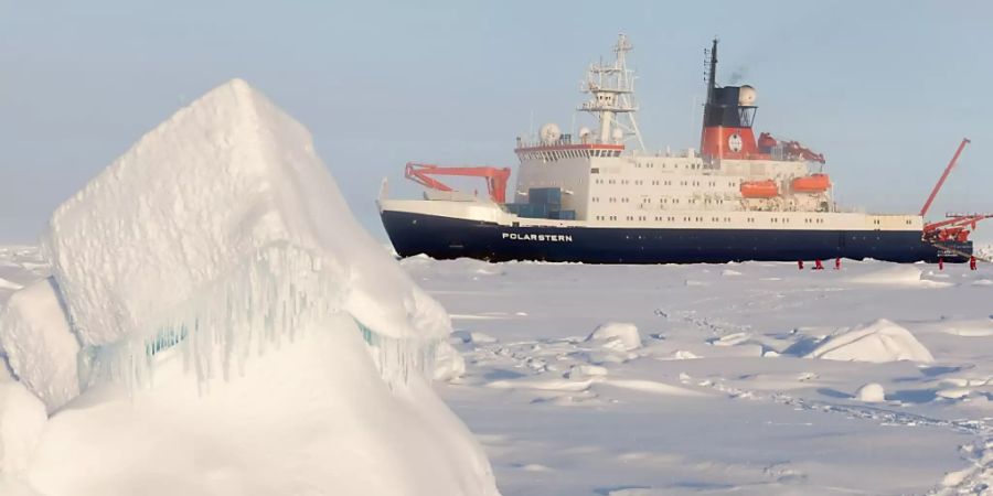 Das deutsche Forschungsschiff «Polarstern» in der zentralen Arktis, Aufnahme von der Sommer-Expedition 2015.