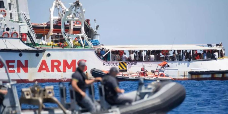 Ein Schlauchboot der der italienischen Küstenwache fährt um das Rettungsschiff «Open Arms» herum. Foto: Friedrich Bungert/SeaWatch