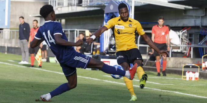 Ulisses Garcia von YB flankt gegen Ombala von Carouge. YB Ulisses Garcia