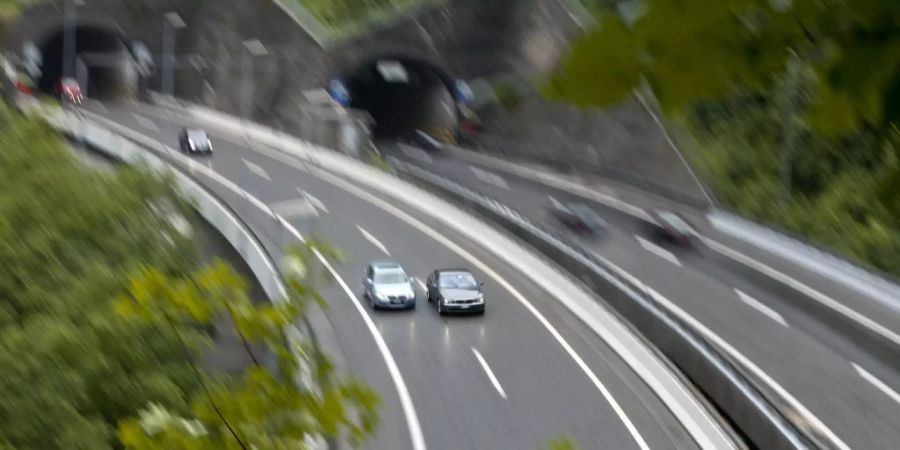 Verkehrsunfall vor dem Gotthardstrassentunnel wegen Überholmanöver.