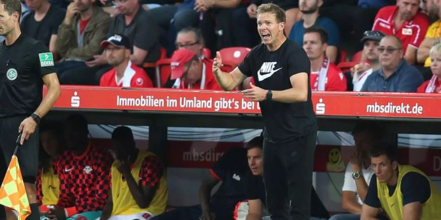 Trainer Julian Nagelsmann (r) erwischte mit RB Leipzig einen Traumstart. Foto: Andreas Gora