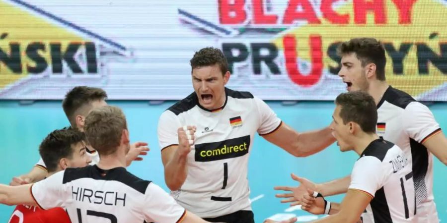 Erster Gruppensieg bei der EM: Die deutschen Volleyballer jubeln auf dem Spielfeld. Foto: Vdb / Bart Vandenbroucke/CEV