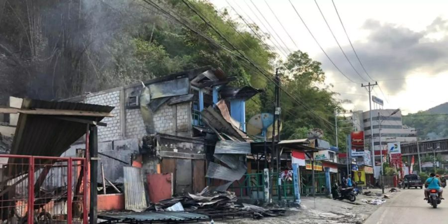 Brennende Geschäfte in Papua