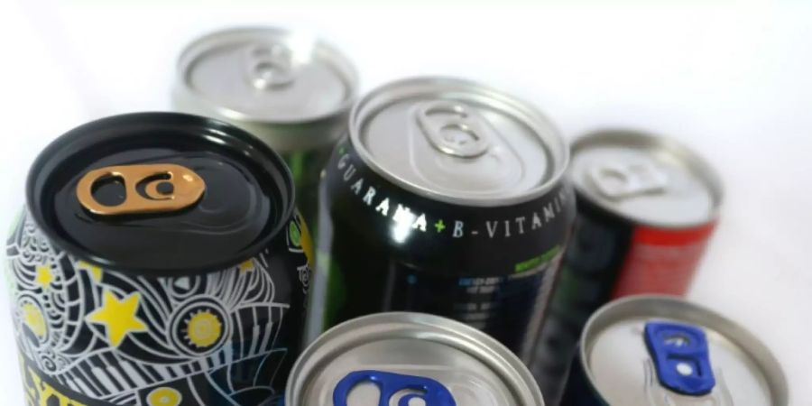 Verschiedene Energydrinks von Discountern
