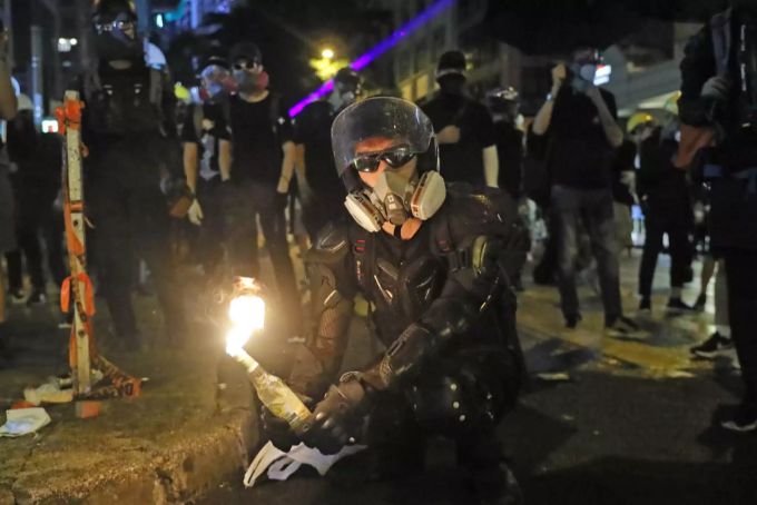 Ein Demonstrant bereitet in Hongkong einen Molotov-Cocktail vor. Hongkong