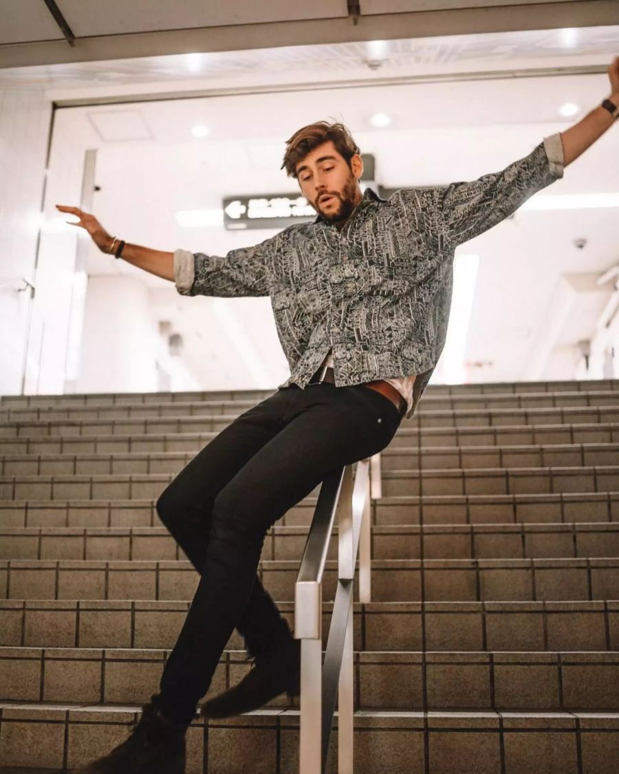 Alvaro Soler ist heute ein erfolgreicher Sänger. Er zählt unglaubliche 1,3 Milliarden Streams.