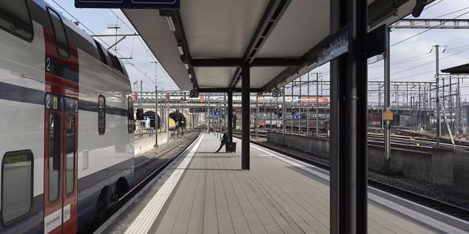 Mit dem Urteil des Bundesverwaltungsgerichts ist der Halbstundentakt der S3 zwischen Zürich Hardbrücke und Bülach in der Hauptverkehrszeit gesichert. (Archivbild) Mit dem Urteil des Bundesverwaltungsgerichts ist der Halbstundentakt der S3 zwischen Zürich Hardbrücke und Bülach in der Hauptverkehrszeit gesichert. (Archivbild)
