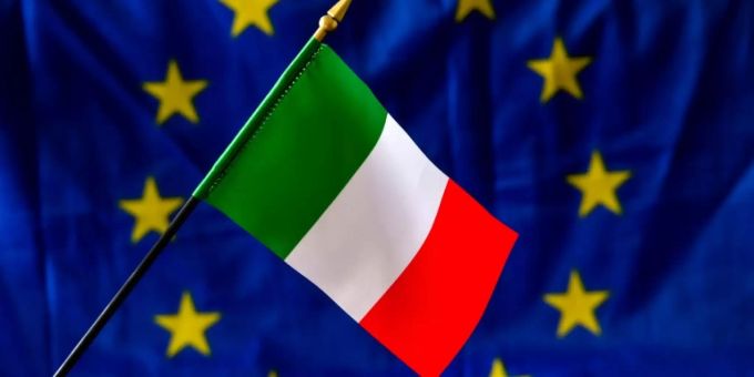 Flaggen der EU und Italiens Flaggen der EU und Italiens