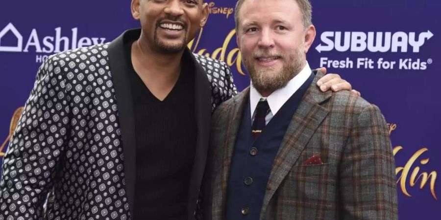 Der Schauspieler Will Smith (l) und Regisseur Guy Ritchie starten gemeinsam durch. Foto: Jordan Strauss/Invision/AP