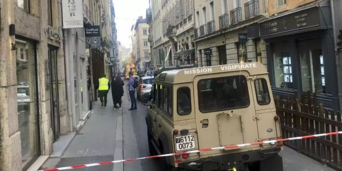 Ein Fahrzeug der französischen Anti-Terror-Einheit «Vigipirate Mission» in der Nähe des abgesperrten Tatorts. Foto: Sebastien Erome/AP Ein Fahrzeug der französischen Anti-Terror-Einheit «Vigipirate Mission» in der Nähe des abgesperrten Tatorts. Foto: Sebastien Erome/AP
