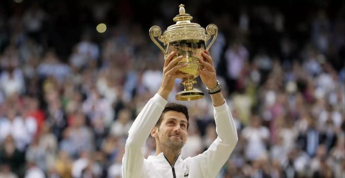 Novak Djokovic mit der Trophäe in Wimbledon. Wimbledon Novak Djokovic