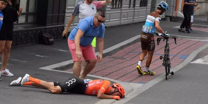 Alessandro De Marchi lag bereits bei der Tour de France 2019 nach einem Horror-Sturz auf dem Asphalt. (Archvibild) Tour de France
