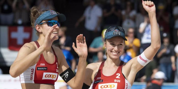 Nina Betschart (r.) und Tanja Hüberli nach ihrem Halbfinaleinzug beim Major-Turnier in Gstaad BE (Archivbild). Beachvolleyball Tanja Hüberli