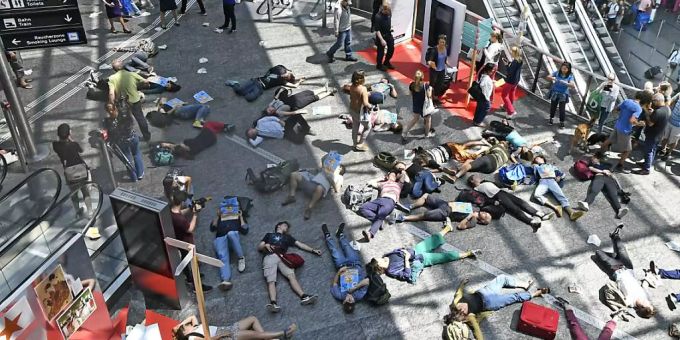 Menschen sollen auf dem Boden bleiben statt mit dem Flugzeug abzuheben: Kurz-Streik von Klimaaktivisten am Flughafen Zürich am 13.07.19. Flugstreik Klimastreik Flughafen Zürich.