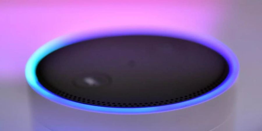 Unter Smart-Home-Geräten versteht man etwa den Amazon-Lautsprecher Echo mit dem Sprachassistenten Alexa, aber auch Luftsensoren, Bewegungsmelder oder Überwachungskameras, die Informationen versenden. Foto: Britta Pedersen