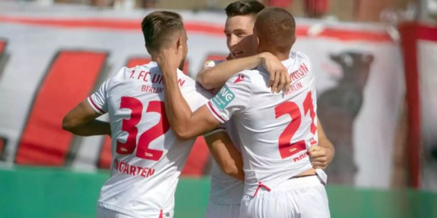 Innenverteidiger Keven Schlotterbeck (M) traf in seinem ersten Pflichtspiel für Union. Foto: Swen Pförtner
