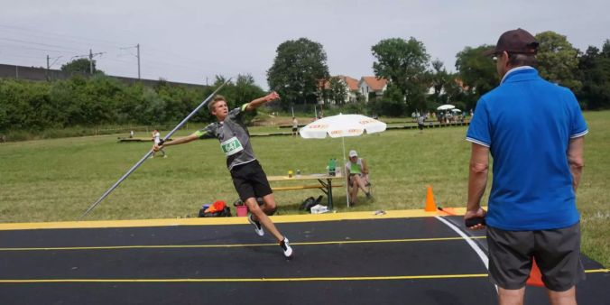 Hier lässt Nils Züttel den Speer 28.5m weit fliegen.