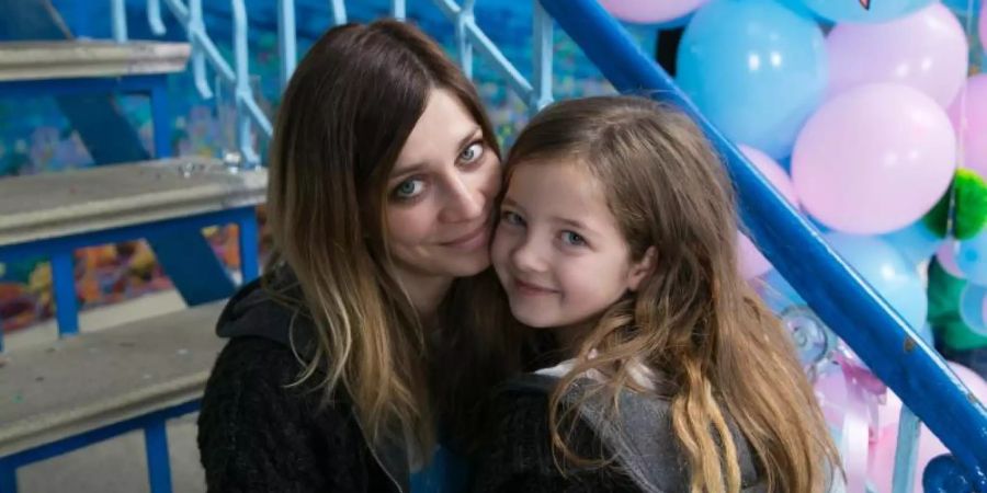 Karo (Claudia Eisinger) und Klein-Karo (Emelie Harbrecht) beim Kinderfest. Foto: Orlindo Frick/rbb/UFA FICTION/ARD