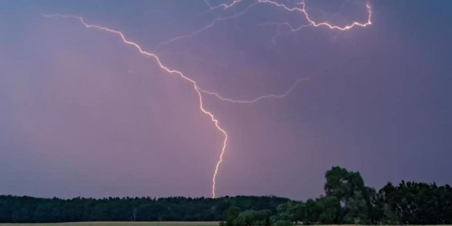 Blitze erhellen den Abendhimmel im Landkreis Märkisch-Oderland in Ostbrandenburg. Foto: Patrick Pleul