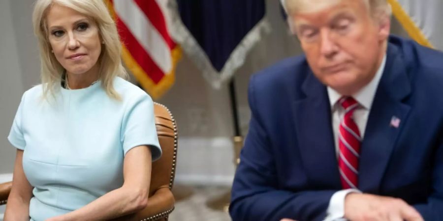 Conway an der Seite von Präsident Trump