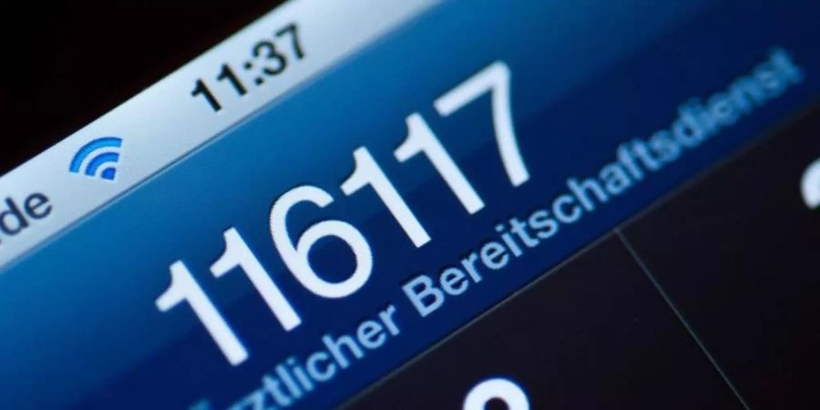 Die Telefonnummer der Hotline 116117 auf dem Display eines Smartphones. Foto: Patrick Pleul/dpa