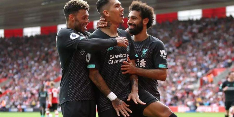 Alex Oxlade-Chamberlain (l) freut sich mit Roberto Firmino (M) und Mohamed Salah. Foto: Steven Paston/PA Wire