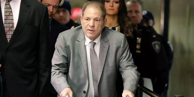 Monster oder Opfer? Letzteren Eindruck erwecken zu wollen, warfen böse Zungen dem tief gefallenen Hollywood-Filmmogul Harvey Weinstein vor, als der offenbar gewohnheitsmässige Vergewaltiger Anfang Januar mit Rollator vor Gericht erschien. Der Grund soll aber eine Rückenoperation gewesen sein. Harvey Weinstein