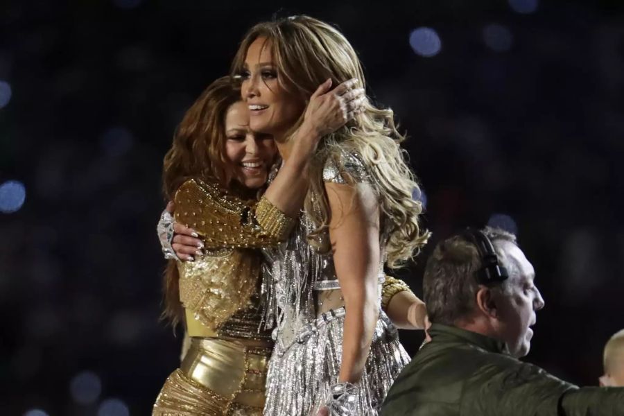 Nach der 15-minütigen Show fallen sich Shakira und Jennifer Lopez erschöpft aber überglücklich in die Arme.