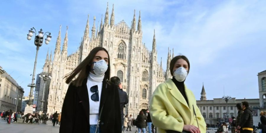 Frauen mit Atemschutzmasken in Mailand