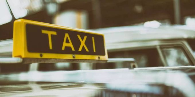 In Luzern wurde ein Taxifahrer am Dienstag erstochen. Die Polizei von Luzern sucht nach dem flüchtigen Täter. luzern sucht