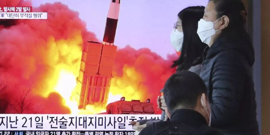 Ein Fernseher in Seoul zeigt einen Raketenstart in Nordkorea. Foto: Ahn Young-Joon/AP/dpa