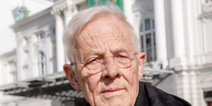 Rolf Becker vor dem Hamburger Schauspielhaus. Foto: Markus Scholz/dpa